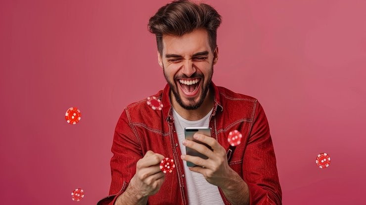 Pengguna membaca syarat bonus di ponsel